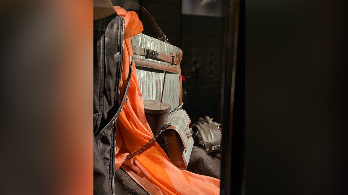 Detalhe da malha Aura Inox – cenografia Hermès de Natal em Paris - <p>Plano aproximado de um elemento da montra Hermès onde a malha metálica Aura Inox é utilizada em pequenas aplicações para enriquecer a textura e a luz. Uma interpretação elegante do metal num universo de inspiração couture.</p>