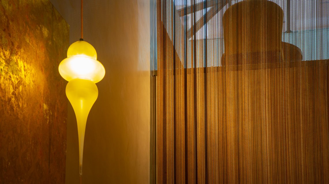 Detalhe de malha metálica MIES efeito enferrujado – Projeto hoteleiro em Paris - <p>Close-up da malha metálica espiralada MIES com acabamento efeito enferrujado. A malha filtra a luz e cria um jogo de sombras sofisticado na arquitetura de interiores do Hôtel Villa de Saxe.</p>