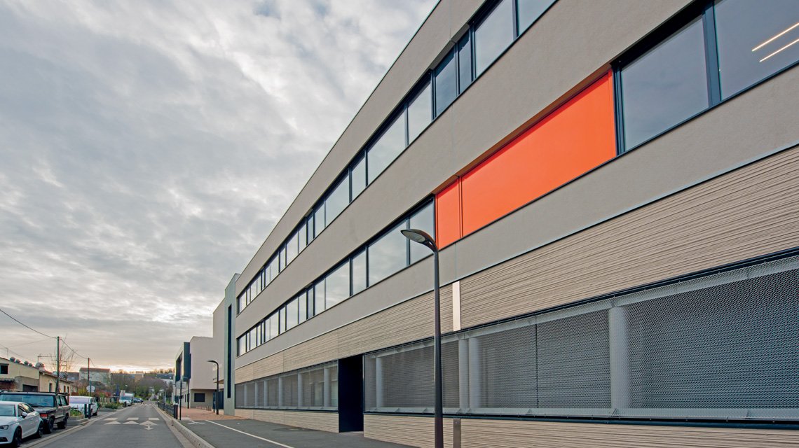 Fachada em malha metálica inox – Collège Françoise Héritier - <p>Vista da fachada do Collège Françoise Héritier, em Noisy-le-Sec. A malha metálica espiral TORROJA F em aço inoxidável está instalada diante das superfícies envidraçadas do rés-do-chão e é utilizada como brise-soleil.</p>