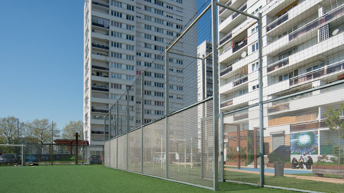 Uma malha metálica discreta que dialoga com o seu ambiente. - <p>No bairro de Alfortville, a malha metálica desenha uma fronteira subtil em torno do City Stade, sem nunca fechar o espaço.<br class='autobr' />
Produzidos à medida, os painéis em rede metálica espiralada, modelo Torroja-R do nosso parceiro Codina Architectural, definem com precisão os contornos do campo, permitindo ao mesmo tempo a circulação da luz, dos olhares e do ar.</p>