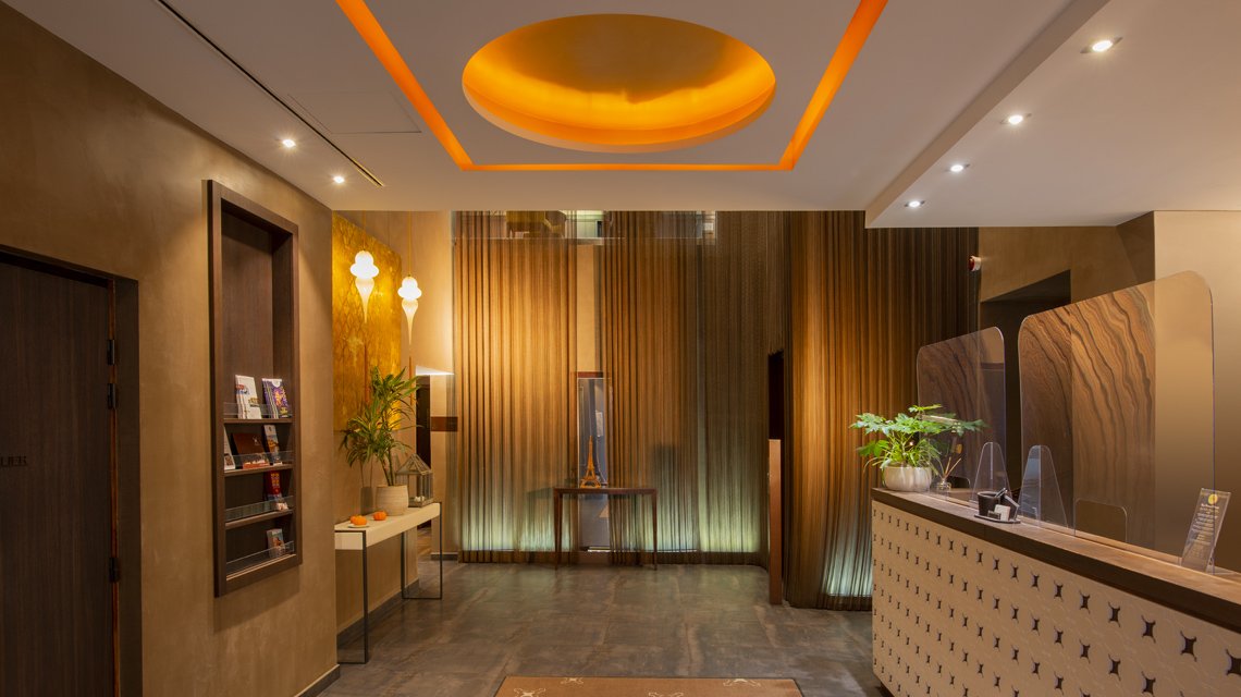 Revestimento mural em malha metálica MIES – Hôtel Villa de Saxe - <p>Revestimento mural decorativo em malha metálica MIES sob medida no hall do Hôtel Villa de Saxe, em Paris. A malha estrutura o espaço e reforça a identidade contemporânea do projeto.</p>