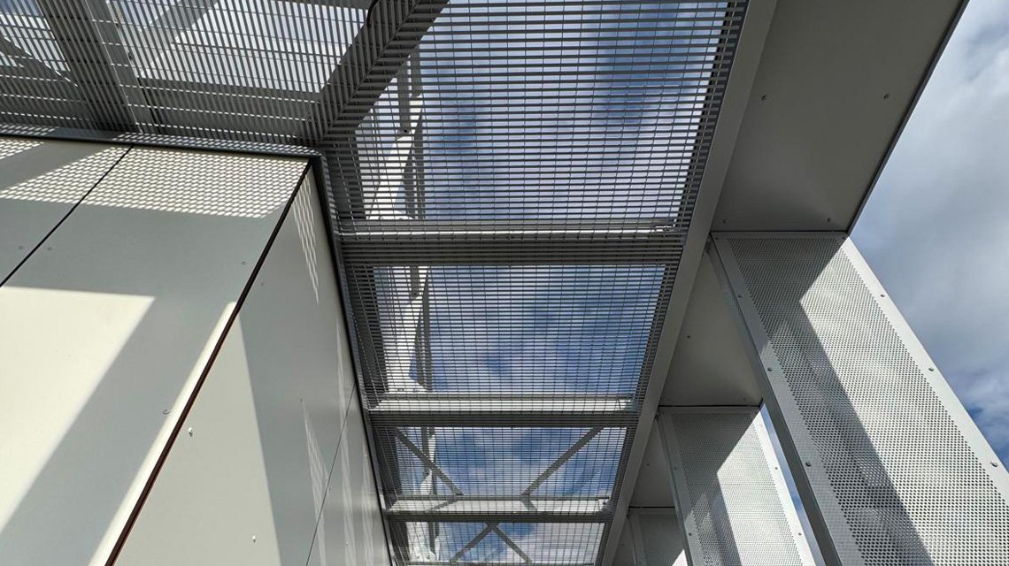 Passarela metálica – Projeto Airbus Ziegler - <p>Execução de passarela metálica com proteção solar em grade eletrossoldada Slot sob medida.</p>