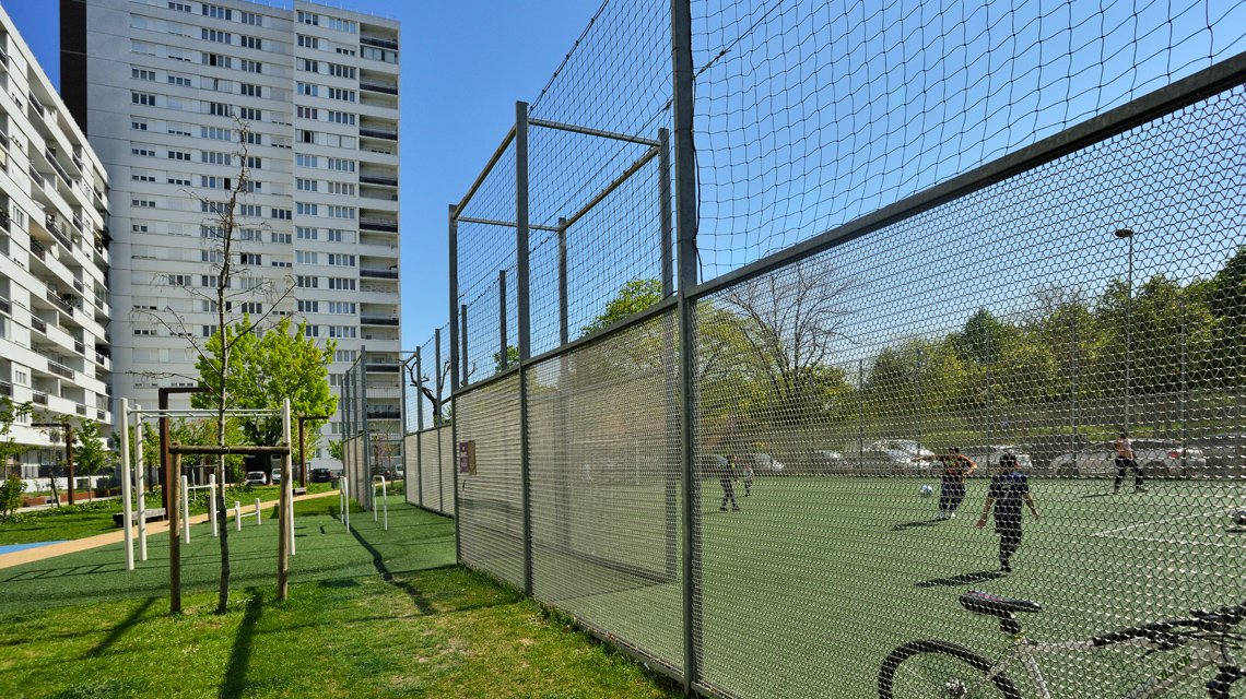 Uma malha metálica discreta que dialoga com o seu ambiente - <p>No bairro de Alfortville, a malha metálica desenha uma fronteira subtil em torno do City Stade, sem nunca fechar o espaço.<br class='autobr' />
Produzidos à medida, os painéis em rede metálica espiralada, modelo Torroja-R do nosso parceiro Codina Architectural, definem com precisão os contornos do campo, permitindo ao mesmo tempo a circulação da luz, dos olhares e do ar.</p>