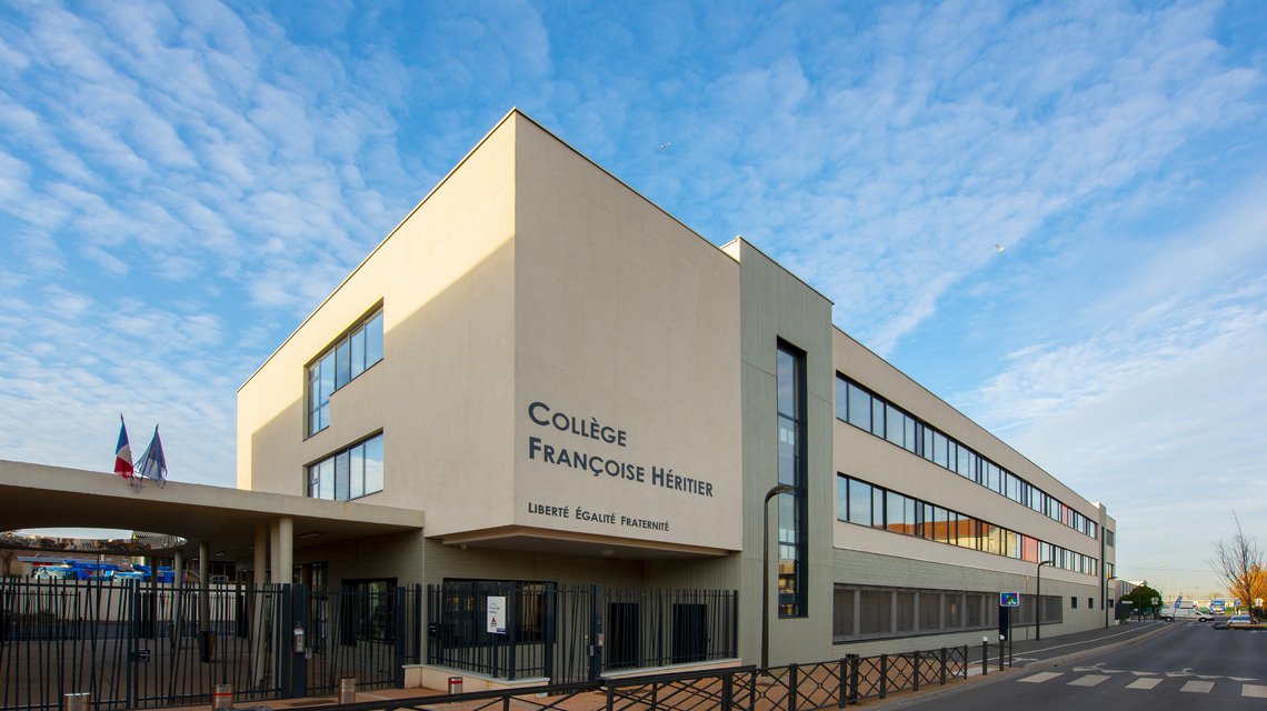 Collège Françoise Héritier – Arquitetura escolar em Noisy-le-Sec - <p>Vista exterior do Collège Françoise Héritier, em Noisy-le-Sec, projetado pelo Atelier d’Architecture Malisan. A malha metálica em aço inoxidável integra-se no tratamento arquitetónico das fachadas do rés-do-chão.</p>
