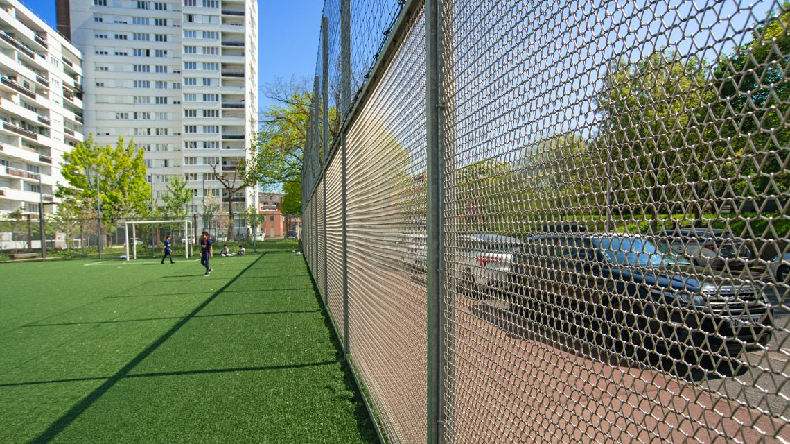 Uma malha metálica discreta que dialoga com o seu ambiente. - <p>No bairro de Alfortville, a malha metálica desenha uma fronteira subtil em torno do City Stade, sem nunca fechar o espaço.<br class='autobr' />
Produzidos à medida, os painéis em rede metálica espiralada, modelo Torroja-R do nosso parceiro Codina Architectural, definem com precisão os contornos do campo, permitindo ao mesmo tempo a circulação da luz, dos olhares e do ar.</p>