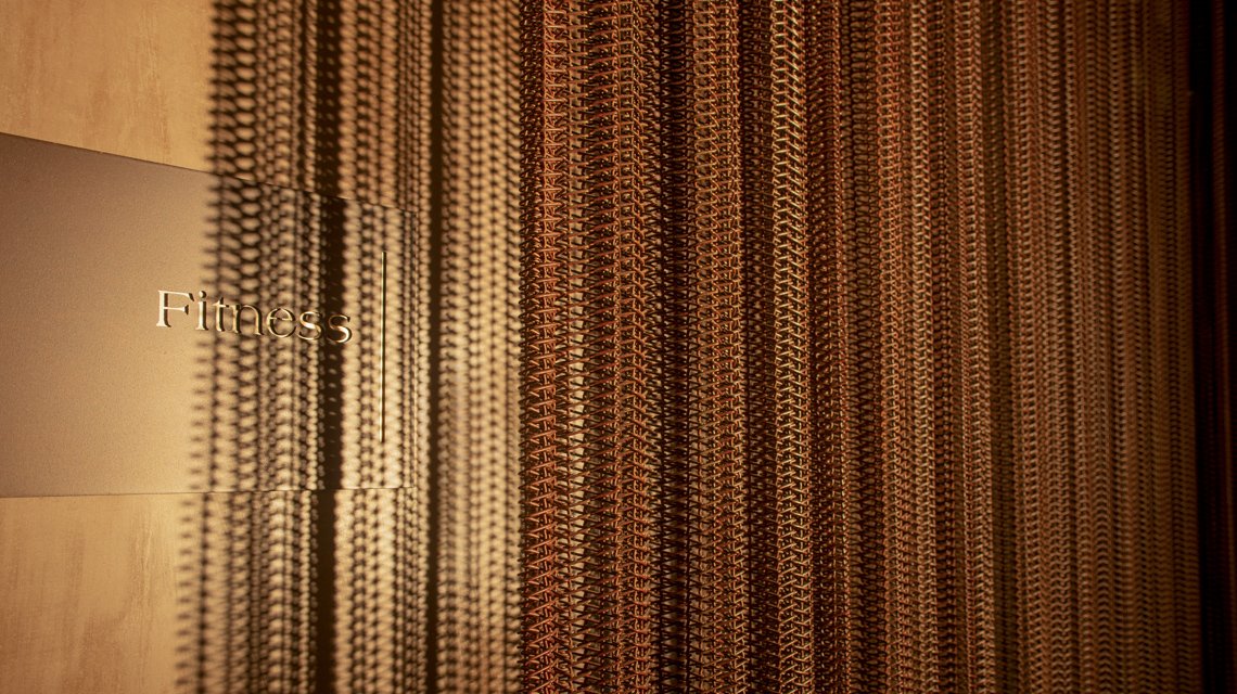 Cortinas em malha metálica MIES efeito enferrujado – Hôtel Villa de Saxe Paris - <p>Cortinas interiores em malha metálica espiralada MIES com acabamento efeito enferrujado estabilizado. Uma solução decorativa sob medida que acrescenta textura, calor e elegância aos espaços do Hôtel Villa de Saxe, em Paris.</p>