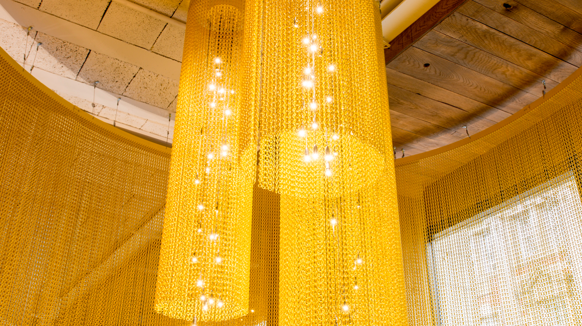 Luminaires suspendus en chaînes à maillons aluminium couleur or www.maillemetaldesign.fr