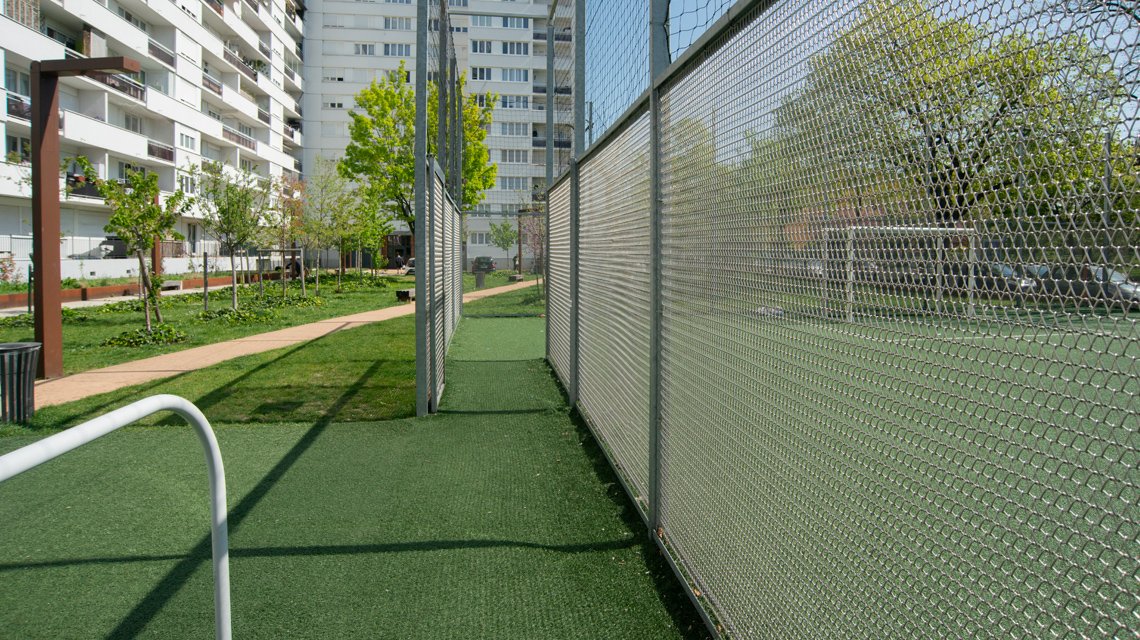 Uma malha metálica discreta que dialoga com o seu ambiente. - <p>No bairro de Alfortville, a malha metálica desenha uma fronteira subtil em torno do City Stade, sem nunca fechar o espaço.<br class='autobr' />
Produzidos à medida, os painéis em rede metálica espiralada, modelo Torroja-R do nosso parceiro Codina Architectural, definem com precisão os contornos do campo, permitindo ao mesmo tempo a circulação da luz, dos olhares e do ar.</p>