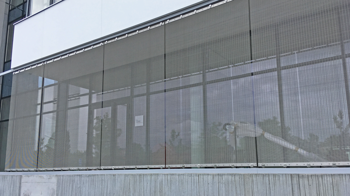 Façade en maille métallique câblée inox SAGITTRAIUSP11432 www.maillemetaldesign.fr